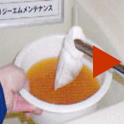 浴室の給水管洗浄中